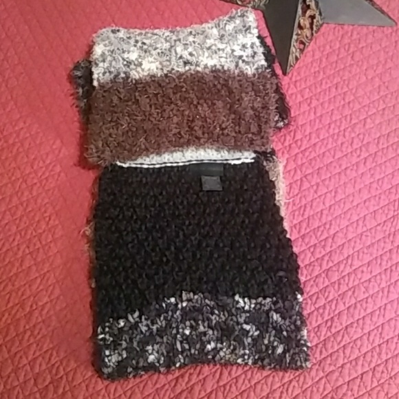 Steve Madden Infinity Scarf - Picture 4 of 6